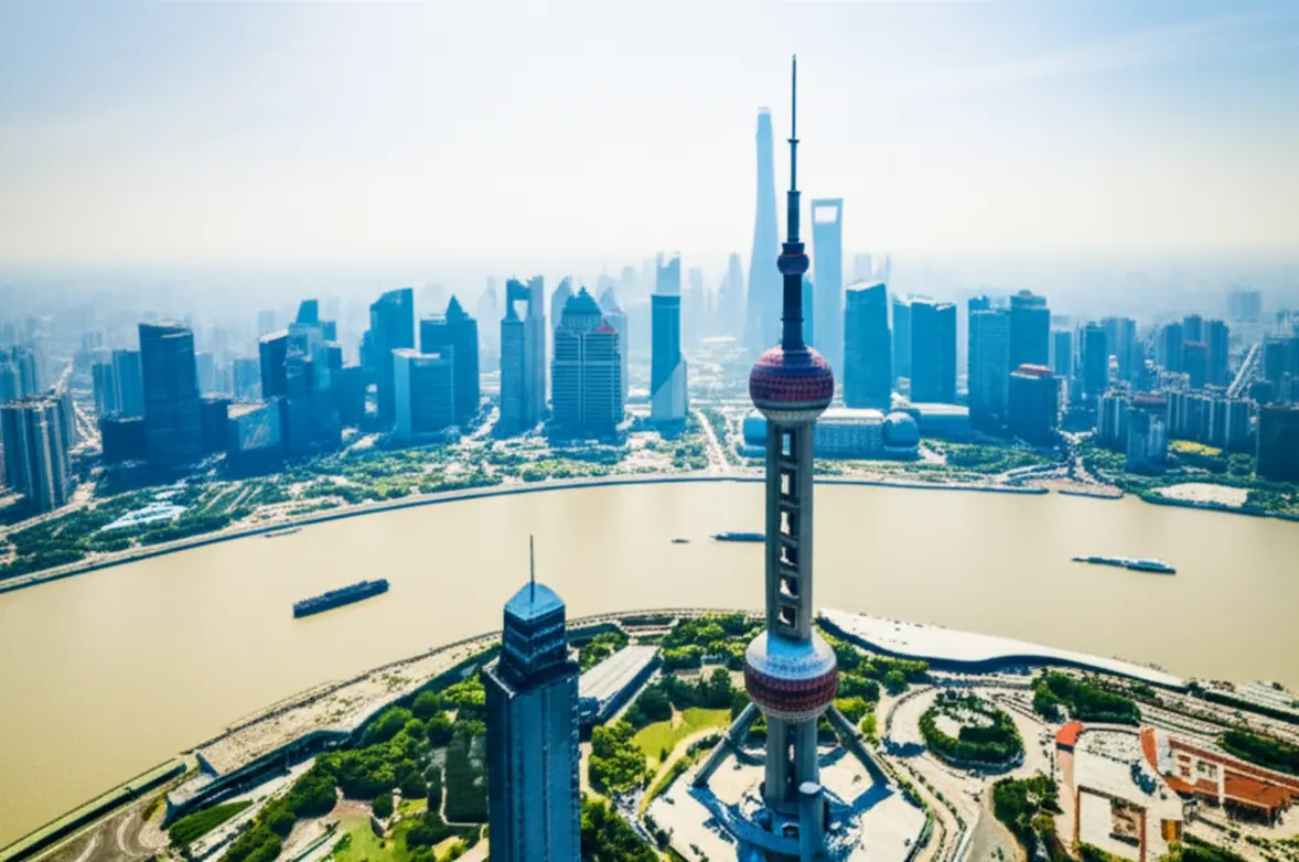 Vista aérea limpa do skyline de Xangai com destaque para a Torre da Pérola do Oriente e o Rio Huangpu.
