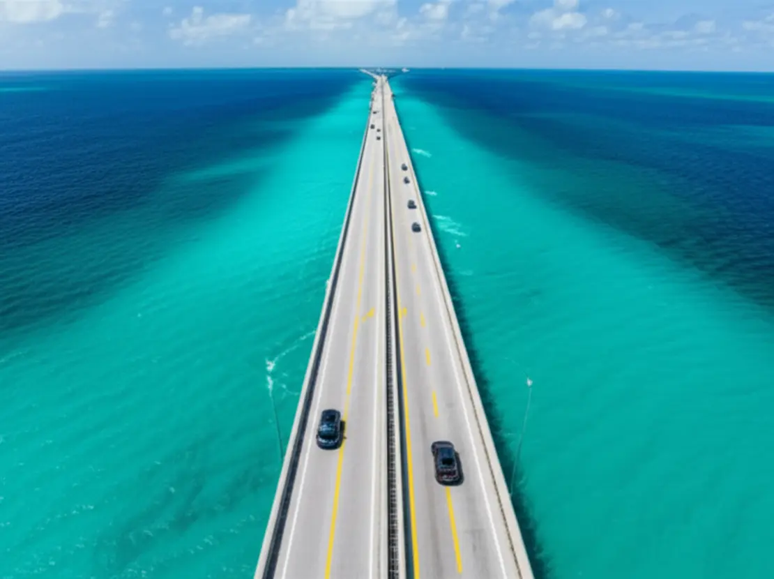 Vista aérea da Seven Mile Bridge e a Overseas Highway em Key West.