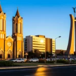 Vista da Christuskirche e do Museu da Independência em Windhoek, Namíbia.