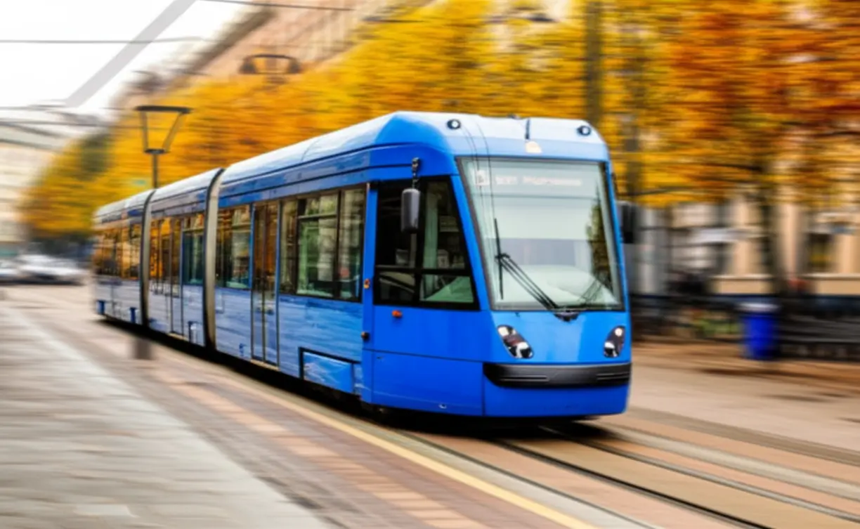 Bonde azul tradicional circulando pelas ruas históricas de Cracóvia no outono.
