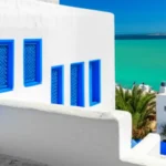 Vista icônica de Sidi Bou Said na Tunísia com casas brancas e portas azuis.