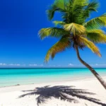 Vista paradisíaca da praia de Varadero com águas azul-turquesa e areia branca.