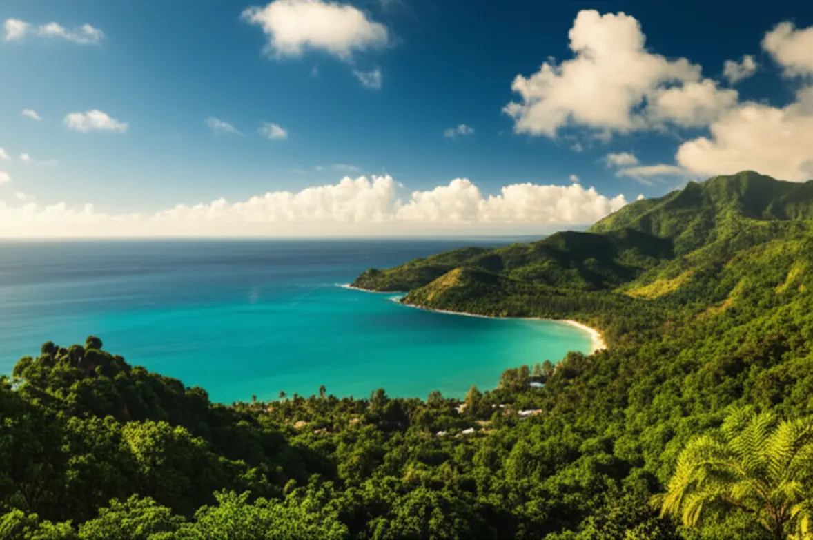 Vista panorâmica das montanhas verdes e mar turquesa em Seychelles.